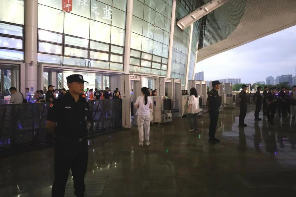 C:/Users/Administrator/Desktop/“安保鐵軍、硬核保障”2024系列報道四十二——南京市保安服務有限公司成功護航張碧晨「今兒個開心」十周年巡回演唱會南京站安保任務/3.jpg3